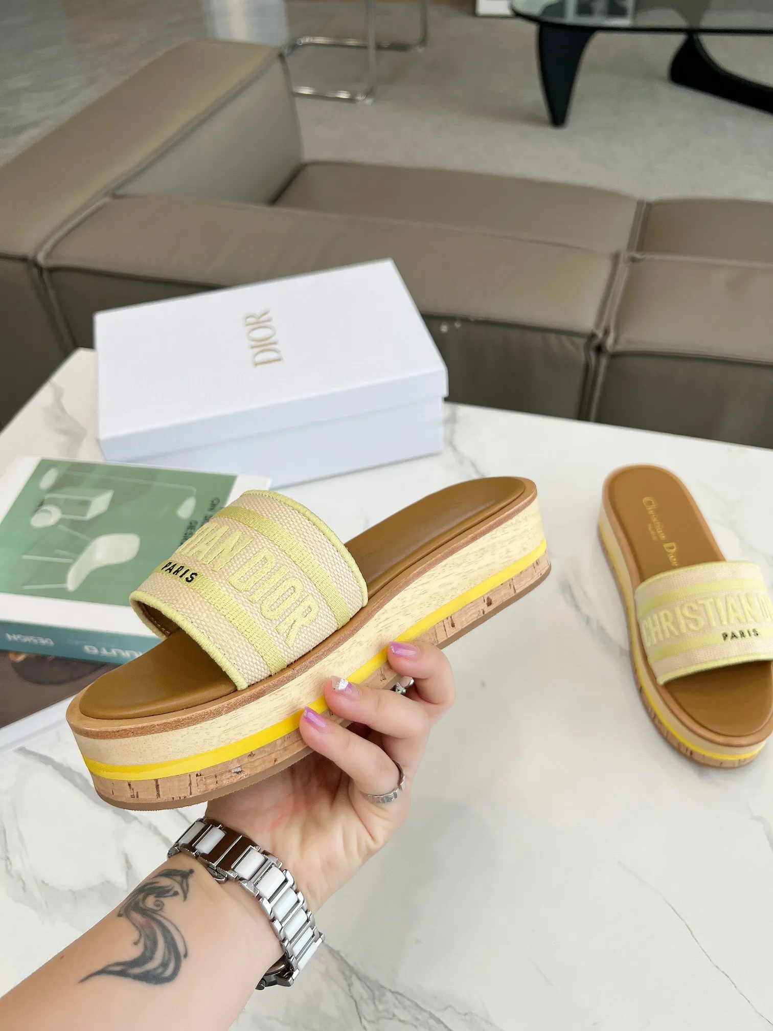 👟👟Ex-factory price 420👟👟 Dior's new spring and summer IVIETA DWAY jelly-colored flat-soled one-slip women's shoes with CD letter logo three-dimensional embroidery thick-soled round-toe open-toe slippers. The original version is developed to be the top version on the market. It feels soft and delicate on the feet and is extremely comfortable. Material: Upper imported raffia electric embroidery high-temperature water-soluble cotton technical fabric + water-dyed cowhide foot pad lining + original consistent combination outsole Outsole: original outsole Size: 35-42 (40.41.42 custom-made, non-refundable and non-exchangeable)